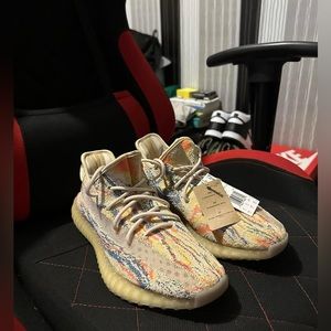 yeezys , new out the box can’t fit .